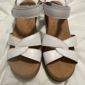 Lands End NWOT Women's White Sandals